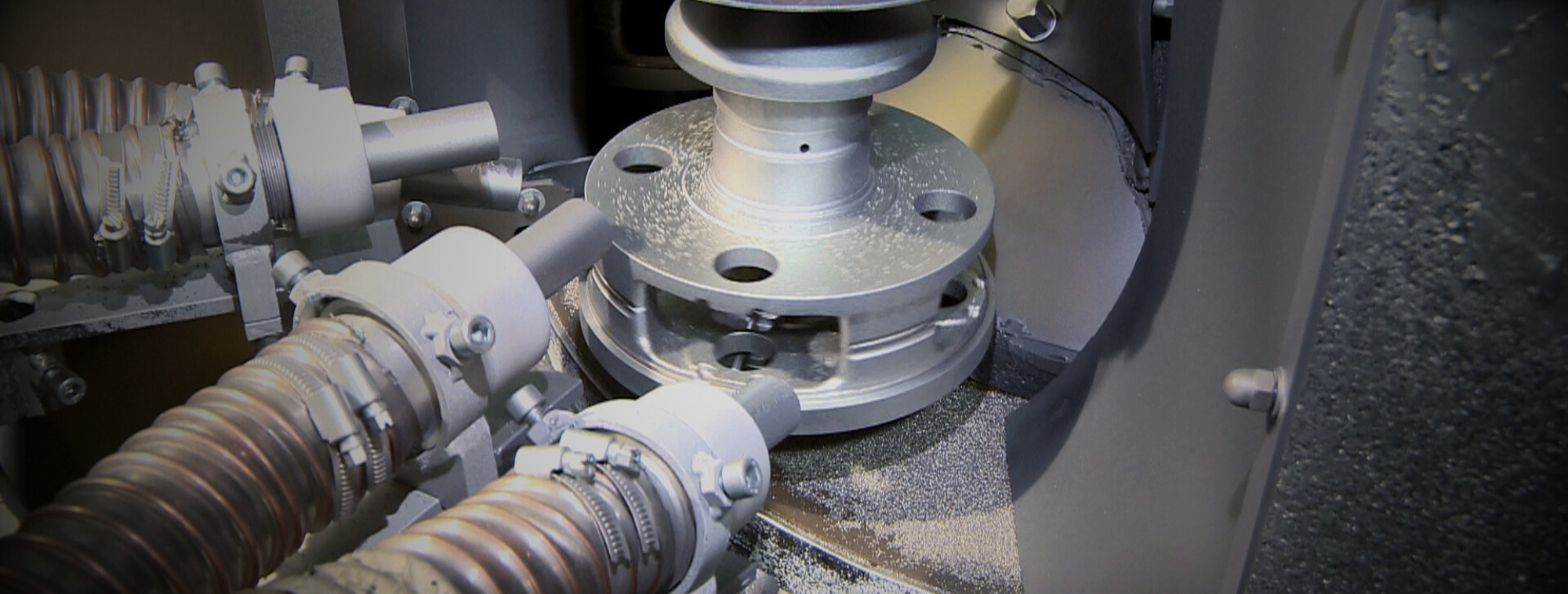 Automatisierte SLF-Strahlautomaten für Serienbauteile kleiner und mittlerer Größe