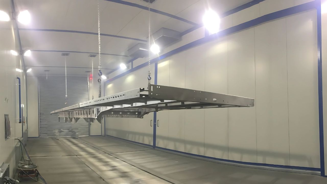 Elektrokettenzug für den innerbetrieblilchen Transport von großen Werkstücken