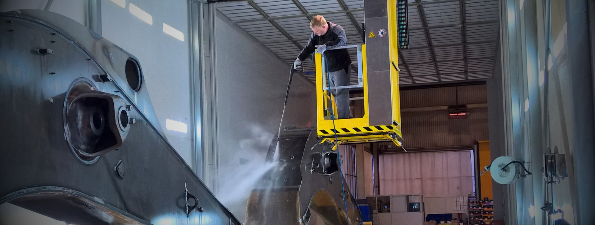 SLF-Hochdruckreinigungskabine mit deckengeführter Teleskop-Hubarbeitsbühne