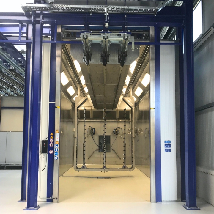 Automatisierte Reinigungsanlage mit oszillierendem Düsenstock