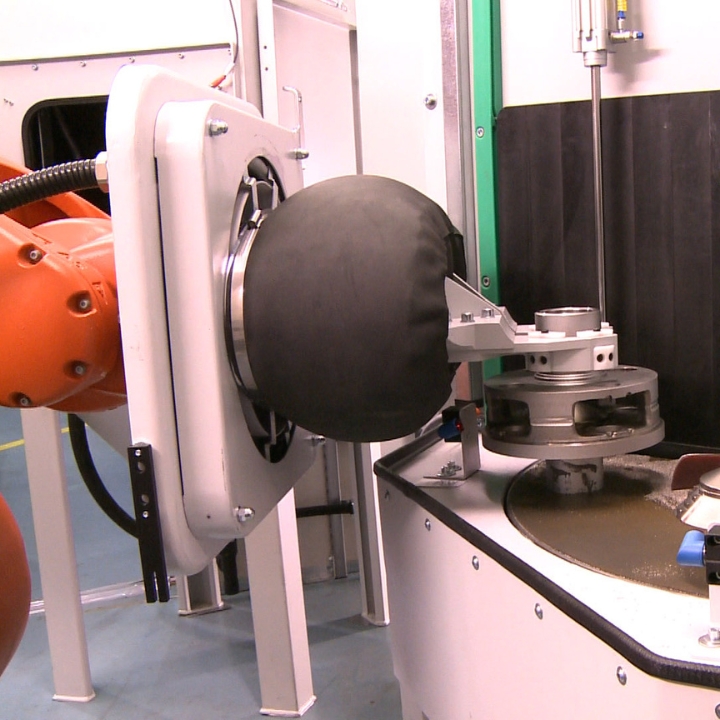 SLF entwickelt taktgenaue Lösungen für das Druckstrahlen Ihrer Werkstücke