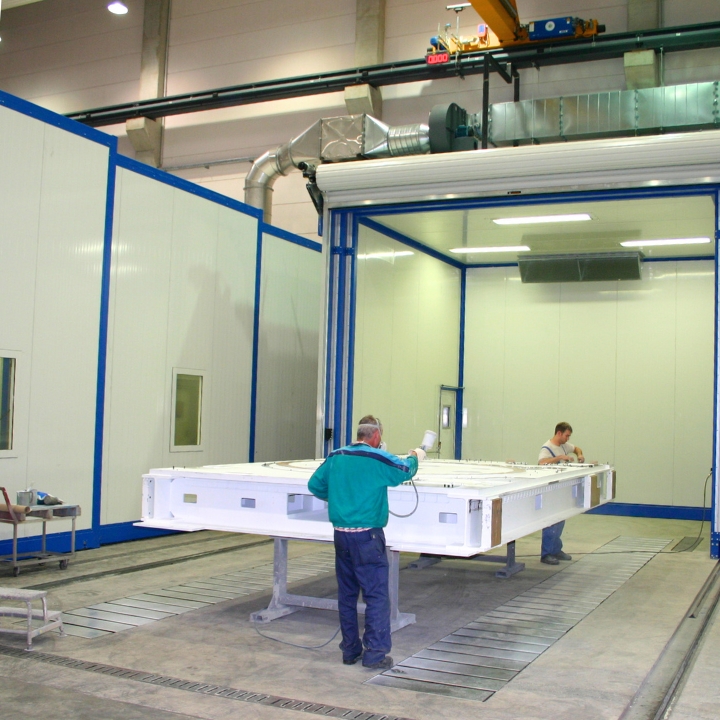 Manuelle Beschichtung von großen Maschinenbauteilen mit SLF-Anlagentechnik